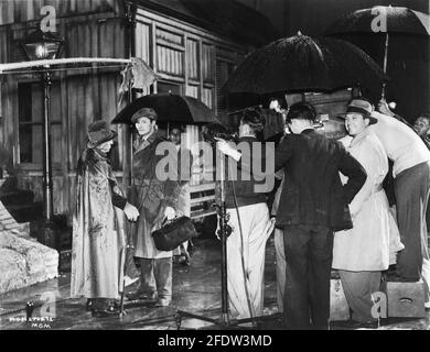 D.J. WILLIAMS und ROBERT DONAT am Set offen mit Regisseur KING VIDOR und Film Crew während der Dreharbeiten zum CITADEL 1938 Regisseur KING VIDOR Roman A.J. Cronin Drehbuch Ian Dalrymple Frank Wead und Elizabeth Hill zusätzlicher Dialog Emlyn Williams Produzent Victor Saville Metro Goldwyn Mayer British Studios Stockfoto