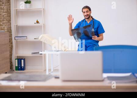 Junger Arzt Radiologe im Krankenhaus Stockfoto