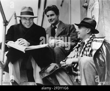 ROBERT DONAT und RALPH RICHARDSON am Set offen während der Dreharbeiten in den Denham Studios of THE CITADEL 1938 Regisseur KING VIDOR Roman A.J. Cronin Drehbuch Ian Dalrymple Frank Wead und Elizabeth Hill zusätzlicher Dialog Emlyn Williams Produzent Victor Saville Metro Goldwyn Mayer British Studios Stockfoto