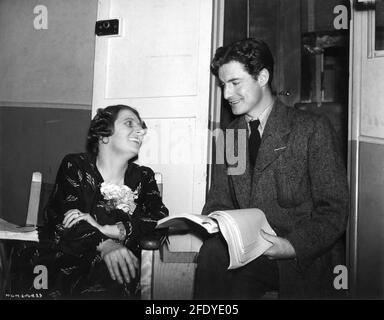 DILYS DAVIES und ROBERT DONAT am Set offen in den Denham Studios gehen über ihre Linien während der Dreharbeiten zum CITADEL 1938 Regisseur KÖNIG VIDOR Roman A.J. Cronin Drehbuch Ian Dalrymple Frank Wead und Elizabeth Hill zusätzlicher Dialog Emlyn Williams Produzent Victor Saville Metro Goldwyn Mayer British Studios Stockfoto