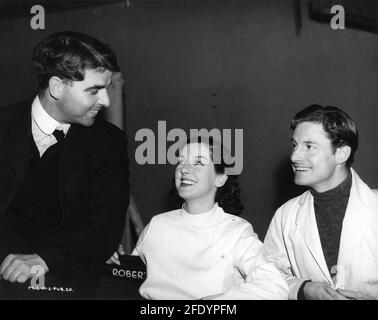 EMLYN WILLIAMS ROSALIND RUSSELL und ROBERT DONAT am Set offen während der Dreharbeiten zum ROMAN des REGISSEURS KÖNIG VIDOR A.J. von CITADEL 1938 Cronin Drehbuch Ian Dalrymple Frank Wead und Elizabeth Hill zusätzlicher Dialog Emlyn Williams Produzent Victor Saville Metro Goldwyn Mayer British Studios Stockfoto