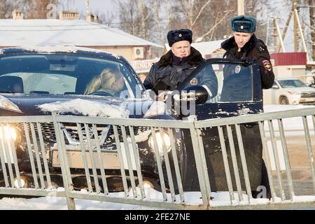 Nowgorod, Russland, Aleksandr Krillov - 01262019: Verkehrsunfall, Frau am Steuer und zwei Polizisten. Stockfoto