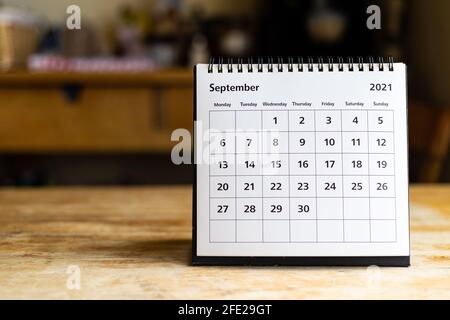 Kalender September 2021 - Monatsseite mit Datum auf Holz Tabelle Stockfoto