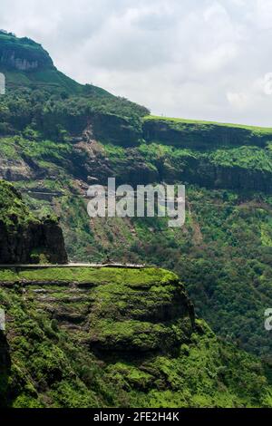 Wunderschöne Hügel und Täler, wie man sie bei Malshej Ghat in Maharashtra, Indien, sieht Stockfoto