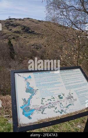 Elan Valley Trail mit Stauseen aus der viktorianischen Zeit und zweisprachigen Schildern In Walisisch/Englisch in Powys, Wales, Großbritannien Stockfoto