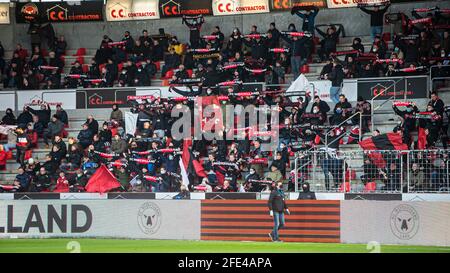 Herning, Dänemark. 22. April 2021. Fußballfans des FC Midtjylland sind wieder in der MCH Arena, um das 3F Superliga-Spiel zwischen dem FC Midtjylland und dem FC Kopenhagen in Herning zu besuchen. (Foto: Gonzales Photo - Morten Kjaer). Stockfoto