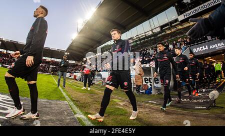 Herning, Dänemark. 22. April 2021. Die Spieler des FC Midtjylland treten in der MCH Arena in Herning in das 3F Superliga-Spiel zwischen dem FC Midtjylland und dem FC Kopenhagen ein. (Foto: Gonzales Photo - Morten Kjaer). Stockfoto