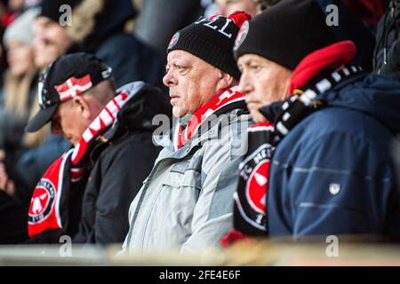 Herning, Dänemark. 22. April 2021. Fußballfans des FC Midtjylland sind wieder in der MCH Arena, um das 3F Superliga-Spiel zwischen dem FC Midtjylland und dem FC Kopenhagen in Herning zu besuchen. (Foto: Gonzales Photo - Morten Kjaer). Stockfoto