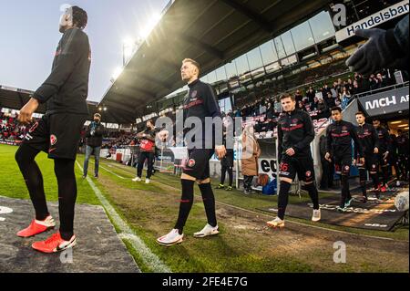 Herning, Dänemark. 22. April 2021. Die Spieler des FC Midtjylland treten in der MCH Arena in Herning in das 3F Superliga-Spiel zwischen dem FC Midtjylland und dem FC Kopenhagen ein. (Foto: Gonzales Photo - Morten Kjaer). Stockfoto