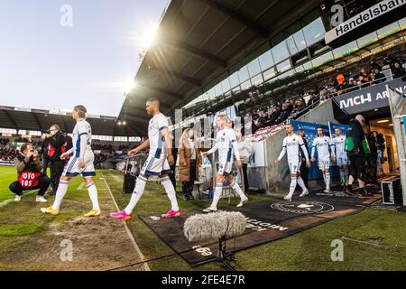 Herning, Dänemark. 22. April 2021. Die Spieler des FC Copenhagen treten in der MCH Arena in Herning in das 3F Superliga-Spiel zwischen dem FC Midtjylland und dem FC Copenhagen ein. (Foto: Gonzales Photo - Morten Kjaer). Stockfoto