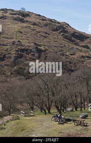 Elan Valley Trail mit Stauseen aus der viktorianischen Zeit und zweisprachigen Schildern In Walisisch/Englisch in Powys, Wales, Großbritannien Stockfoto