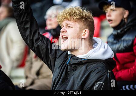 Herning, Dänemark. 22. April 2021. Fußballfans des FC Midtjylland sind wieder in der MCH Arena, um das 3F Superliga-Spiel zwischen dem FC Midtjylland und dem FC Kopenhagen in Herning zu besuchen. (Foto: Gonzales Photo - Morten Kjaer). Stockfoto