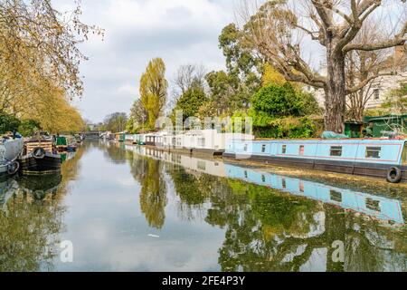 LONDON, Großbritannien - 21. APRIL 2021: Narrowboote und Hausboote liegen am Grand Union Canal in Little Venice, Maida Vale im Westen Londons Stockfoto