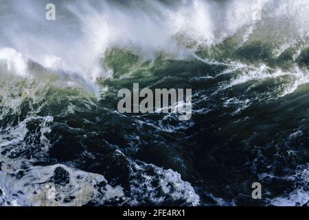 Große Welle bricht in Praia do Norte, Nazaré Stockfoto