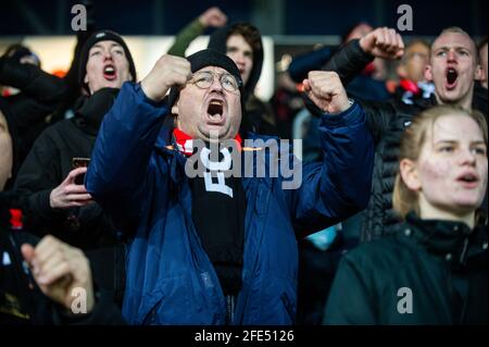 Herning, Dänemark. 22. April 2021. Fußballfans des FC Midtjylland sind wieder in der MCH Arena, um das 3F Superliga-Spiel zwischen dem FC Midtjylland und dem FC Kopenhagen in Herning zu besuchen. (Foto: Gonzales Photo - Morten Kjaer). Stockfoto