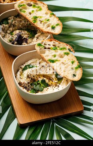 Mazeh Vorspeisen mit Hummus und anderen Dips Stockfoto