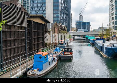 LONDON, Großbritannien - 21. APRIL 2021: Paddington Basin in London. Umgeben von modernen Gebäuden, ist das Becken das Zentrum einer großen Sanierung als Teil der t Stockfoto