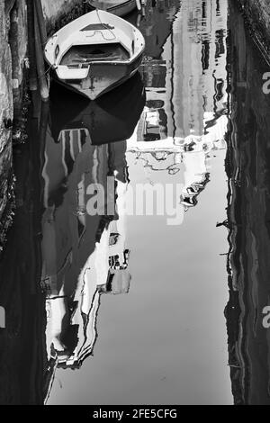 Kanal in Venedig, Italien. Wasserspiegelung von alten Gebäuden. Schwarzweiß-Fotografie, aussicht auf die venezianische Landschaft Stockfoto