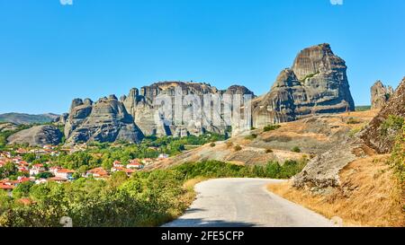 Meteora in Griechenland. Griechische Landschaft, Panoramasicht mit Felsen und Straße in der Nähe des Dorfes Kastraki in Thessalien Stockfoto