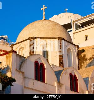 Kuppeln griechischer Kirchen bei Sonnenuntergang, Santorini, Griechenland Stockfoto