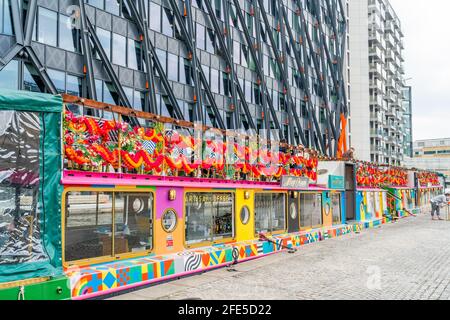 LONDON, Großbritannien - 21. APRIL 2021: Das pulsierende Restaurant Darcie und May Green auf einem Lastkahn im Paddington Basin bietet den perfekten Rahmen für ein Abendessen am Kanal und Stockfoto