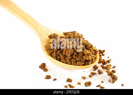 Instant Kaffeepulver in einem Holzlöffel auf einem weißen Hintergrund Stockfoto