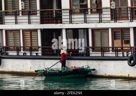 Unternehmen Sie auf Ruderbooten in der Halong Bay von Vietnam Stockfoto