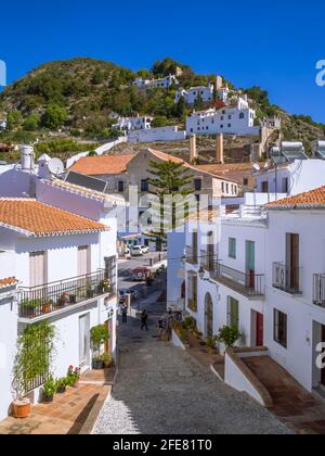 Eine typische Straße im maurischen Bergdorf Frigiliana in Andalusien, Spanien. Stockfoto