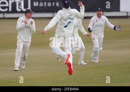 Chester le Street, England, 24. April 2021. Jack Burnham von Durham CCC sprang in die Luft, nachdem er einen Fang gemacht hatte, um den Derbyshire-Kapitän Wayne Madsen während seines LV= Insurance County Championship-Spiels auf dem Riverside Ground Chester le Street zu entlassen. Quelle: Colin Edwards/Alamy Live News. Stockfoto