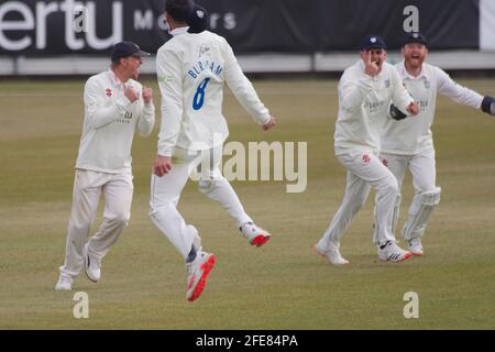 Chester le Street, England, 24. April 2021. Jack Burnham von Durham CCC sprang in die Luft, nachdem er einen Fang gemacht hatte, um den Derbyshire-Kapitän Wayne Madsen während seines LV= Insurance County Championship-Spiels auf dem Riverside Ground Chester le Street zu entlassen. Quelle: Colin Edwards/Alamy Live News. Stockfoto