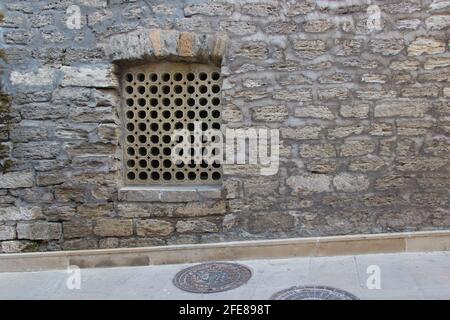 Ein altes Gitterfenster. Gemustertes Steinfenster eines mittelalterlichen Gebäudes in der alten Stadt Icheri Sheher in Baku, Aserbaidschan Stockfoto