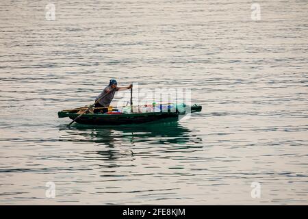 Unternehmen Sie auf Ruderbooten in der Halong Bay von Vietnam Stockfoto