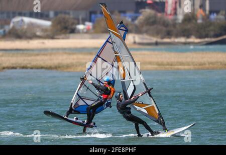 New Forest, Hampshire. April 2021. Wetter in Großbritannien. Windsurfer an einem heißen und sonnigen, aber windigen Tag am Calshot Beach mit Böen von bis zu 29 mph. Credit Stuart martin/Alamy Live News Stockfoto