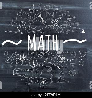 Tafel mit wissenschaftlichen Formeln und Berechnungen in Physik, Mathematik und elektrischen Schaltungen. Wissenschaft und Bildung. Stockfoto