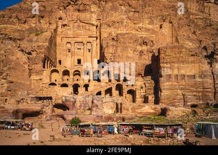 Königliche Gräber am Jabal al-Khubtha-Felsmassiv in Petra, jordanien Stockfoto