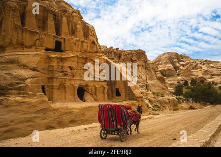 Pferdewagen und Obelisken-Grab, ein Nabataisches Denkmal in petra, jordanien Stockfoto