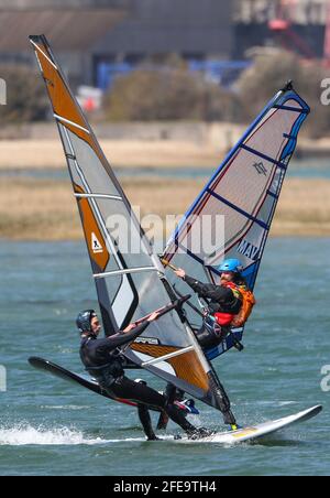 New Forest, Hampshire. April 2021. Wetter in Großbritannien. Windsurfer an einem heißen und sonnigen, aber windigen Tag am Calshot Beach mit Böen von bis zu 29 mph. Credit Stuart martin/Alamy Live News Stockfoto