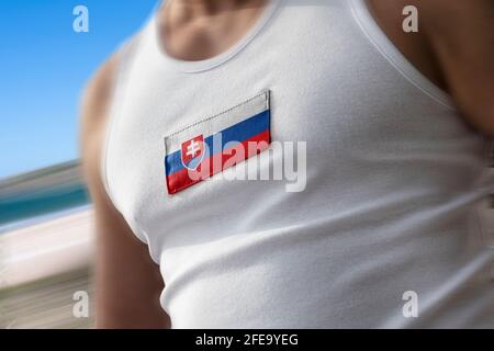 Die Nationalflagge der Slowakei auf der Brust des Athleten Stockfoto