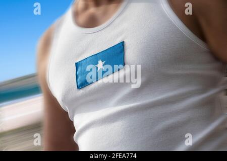 Die Nationalflagge Somalias auf der Brust des Athleten Stockfoto