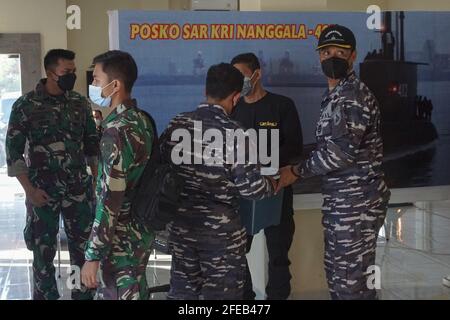 Badung, Bali, Indonesien. April 2021. Aktivitäten der indonesischen Streitkräfte auf dem Such- und Rettungsposten (SAR). Eine Pressekonferenz, die aufgrund der Statusanwendung des indonesischen U-Bootes KRI Nanggala 402 auf der Bali Air Force Base stattfand. Das U-Boot der indonesischen Marine mit 53 Personen an Bord hat am 21. April 2020 den Kontakt zum Meer von Bali verloren und erklärt, dass es heute mit der Rückgewinnung von Schutt versenkt wurde. Kredit: Dicky Bisinglasi/ZUMA Wire/Alamy Live Nachrichten Stockfoto