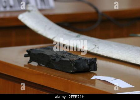 Badung, Bali, Indonesien. April 2021. Trümmer aus dem fehlenden U-Boot gefunden. Eine Pressekonferenz, die aufgrund der Statusanwendung des indonesischen U-Bootes KRI Nanggala 402 auf der Bali Air Force Base stattfand. Das U-Boot der indonesischen Marine mit 53 Personen an Bord hat am 21. April 2020 den Kontakt zum Meer von Bali verloren und erklärt, dass es heute mit der Rückgewinnung von Schutt versenkt wurde. Kredit: Dicky Bisinglasi/ZUMA Wire/Alamy Live Nachrichten Stockfoto