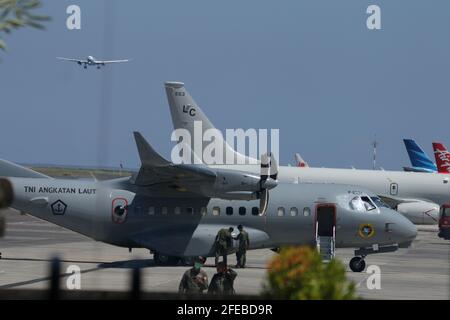 Badung, Bali, Indonesien. April 2021. Die Besatzung der Bali Air Force, um das Flugzeug aufgrund des fehlenden U-Boot-Vorfalls vorzubereiten. Eine Pressekonferenz, die aufgrund der Statusanwendung des indonesischen U-Bootes KRI Nanggala 402 auf der Bali Air Force Base stattfand. Das U-Boot der indonesischen Marine mit 53 Personen an Bord hat am 21. April 2020 den Kontakt zum Meer von Bali verloren und erklärt, dass es heute mit der Rückgewinnung von Schutt versenkt wurde. Kredit: Dicky Bisinglasi/ZUMA Wire/Alamy Live Nachrichten Stockfoto