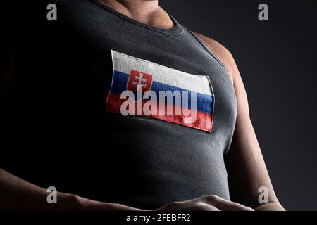 Die Nationalflagge der Slowakei auf der Brust des Athleten Stockfoto