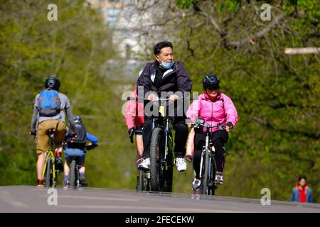 London, Großbritannien. April 2021. Greenwich Park London 24. April 2020 Besucher des Greenwich Parks genießen einen schönen warmen Frühlingstag und genießen den Sonnenschein, bei dem die Temperaturen auf einen Höchststand von 17 Grad steigen werden.Quelle: MARTIN DALTON/Alamy Live News Stockfoto