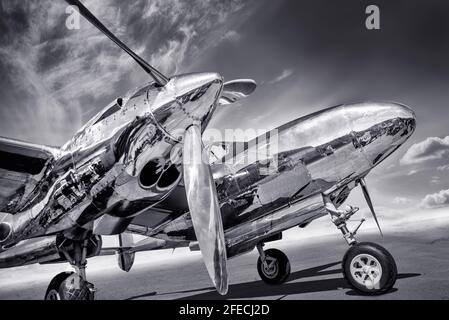 Historische Flugzeuge auf einer Landebahn warten auf den Start Stockfoto