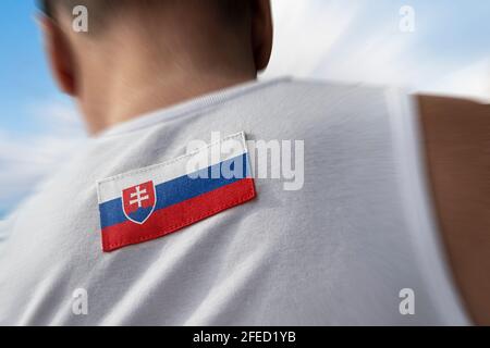 Die Nationalflagge der Slowakei auf dem Rücken des Athleten Stockfoto