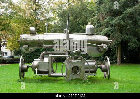 AACHEN, DEUTSCHLAND. 04. OKTOBER 2020. Lokomotive aus Edelstahlschrott von Albert Sous, 1983 vor dem Westbahnhof in Republikpla aufgesetzt Stockfoto