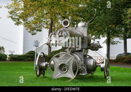 AACHEN, DEUTSCHLAND. 04. OKTOBER 2020. Lokomotive aus Edelstahlschrott von Albert Sous, 1983 vor dem Westbahnhof in Republikpla aufgesetzt Stockfoto