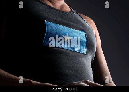 Die Nationalflagge Somalias auf der Brust des Athleten Stockfoto