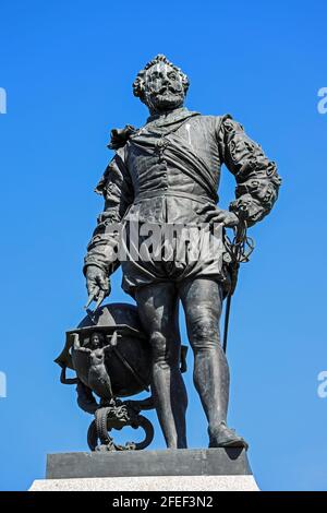 Sir Francis Drake Bronzestatue auf Plymouth Hoe, enthüllt 1884 zum 400. Jahrestag der Weltreise von Drake. Stockfoto